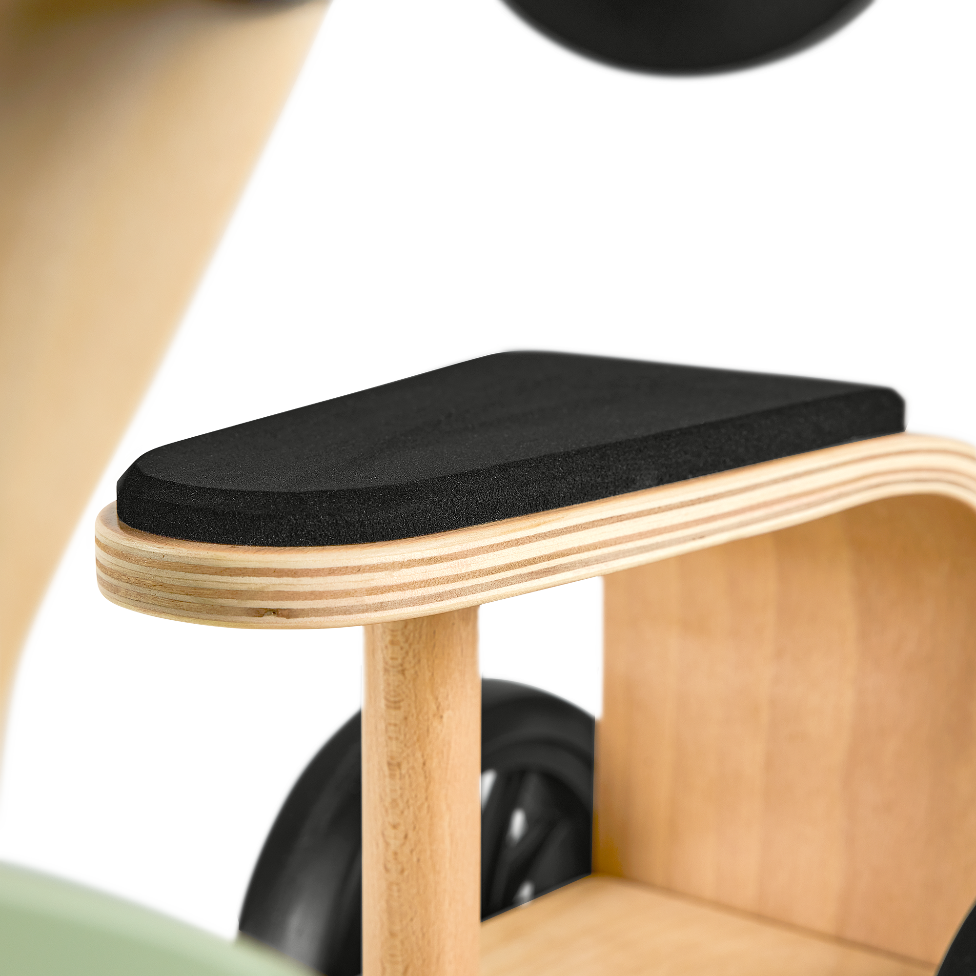 Asiento negro y detalles de madera de abedul de una moto de carga de madera con nombre.