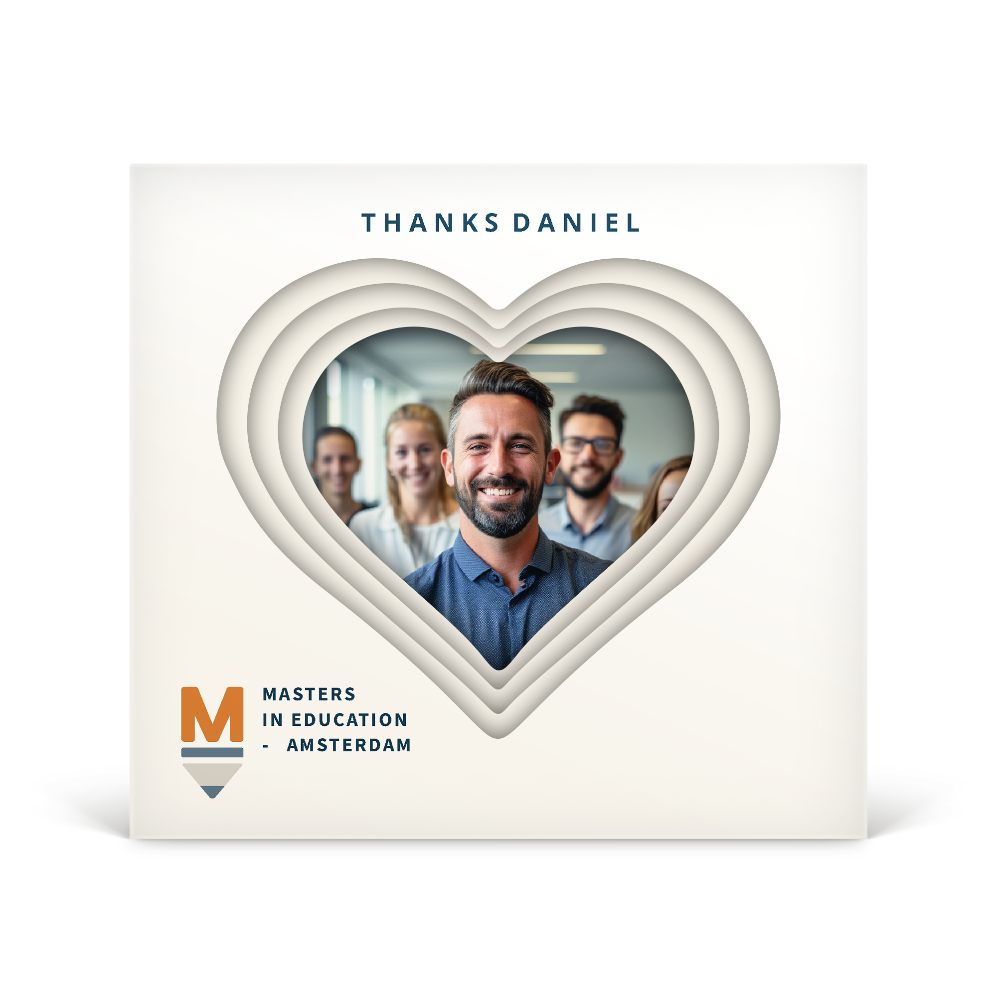 Biela 3D darčeková krabička Milka Hearts s potlačou „THANKS DANIEL“ a logom, prispôsobená fotografiou tímu.