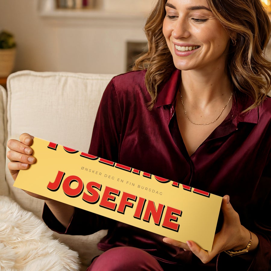 Toblerone med navn Personlig Toblerone-bar - 1800 gram med navnet Josefine og meldingen Ønsker deg en fin bursdag trykket i rødt.