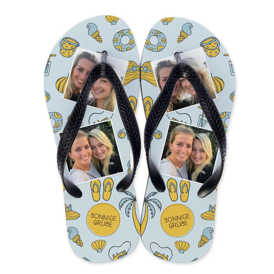 Individuelle Zehensandalen mit zwei gedruckten Fotos von Frauen und dem Text "Sonnige Grüße" als Geschenk
