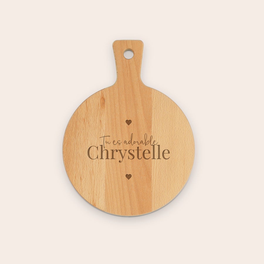 Planches à découper personnalisées Plateau de service en bois clair, gravé avec le texte Tu es adorable Chrystelle et deux cœurs