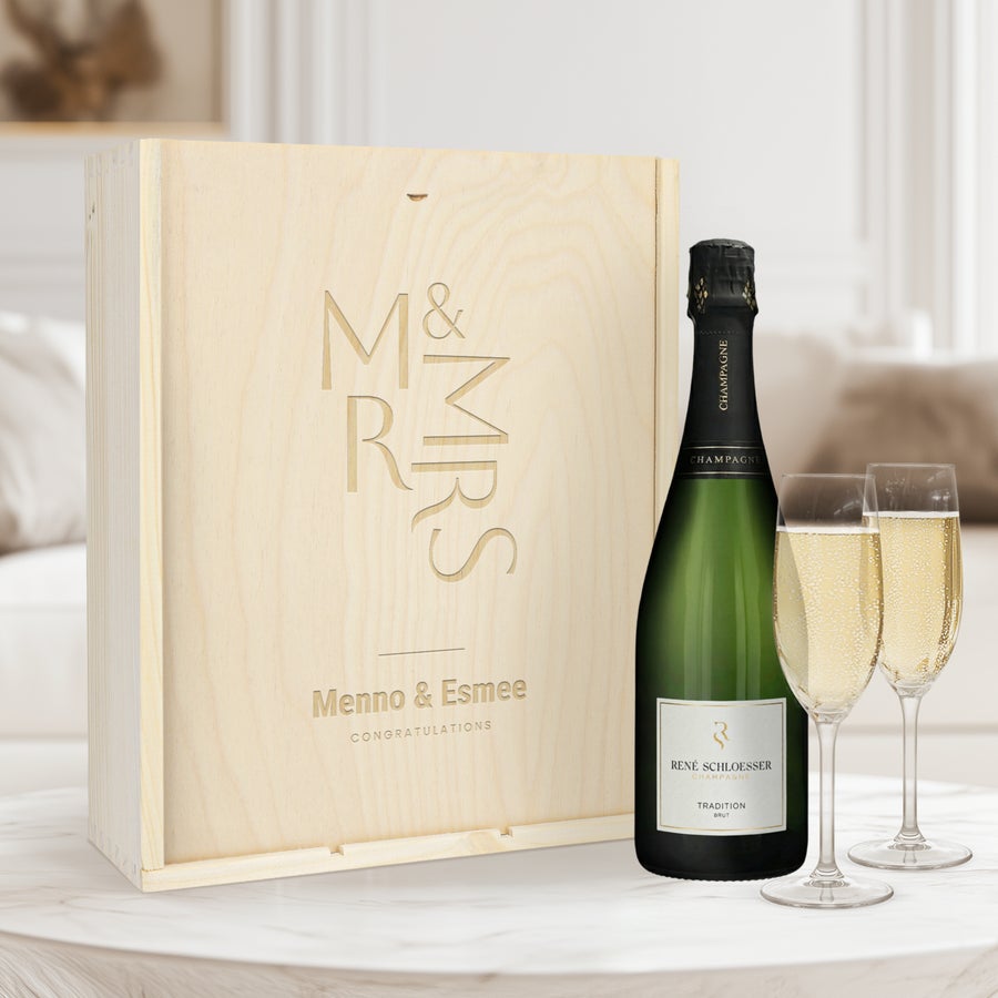 Rene Schloesser champagne gavesæt med 2 graverede glas Personlig champagne gavesæt René Schloesser 750ml graveret trækasse med M & Mrs og navne Menno & Esmee