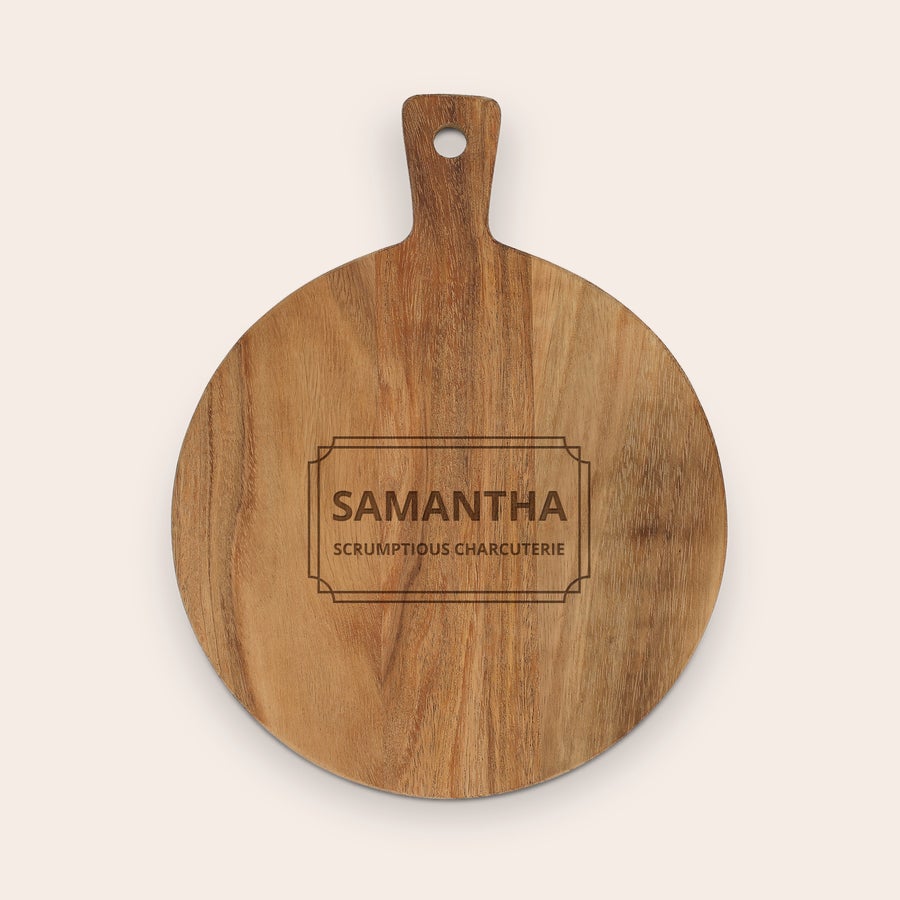 Tarjoilulaudat Pyöreä puinen tarjoilualusta kahvalla, kaiverrettu nimellä Samantha ja tekstillä Scrumptious Charcuterie