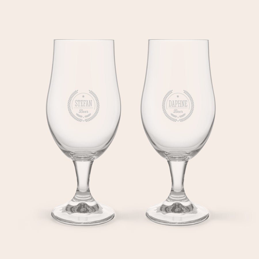 Bier borrelpakket met gegraveerde glazen Bier borrelpakket met gegraveerde glazen