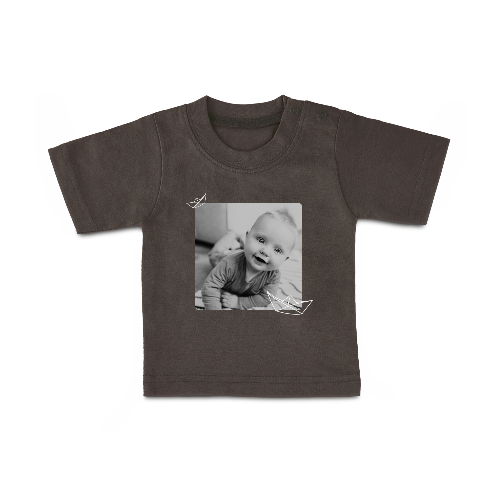 Ciemnoszary personalizowany t-shirt dla maleństwa z nadrukowanym zdjęciem uśmiechniętego dziecka i białymi łódkami z papieru