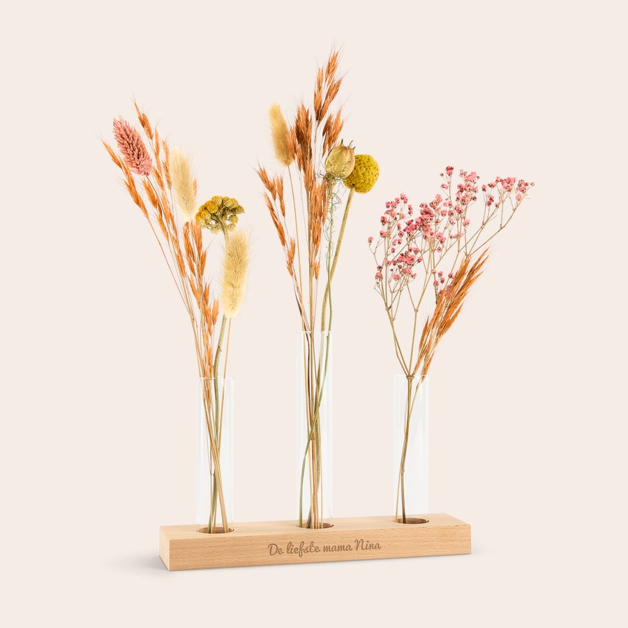 Droogbloemen houder Prachtige droogbloemen in een gepersonaliseerde houten houder met drie vaasjes, gegraveerd met "De liefste mama Nina"