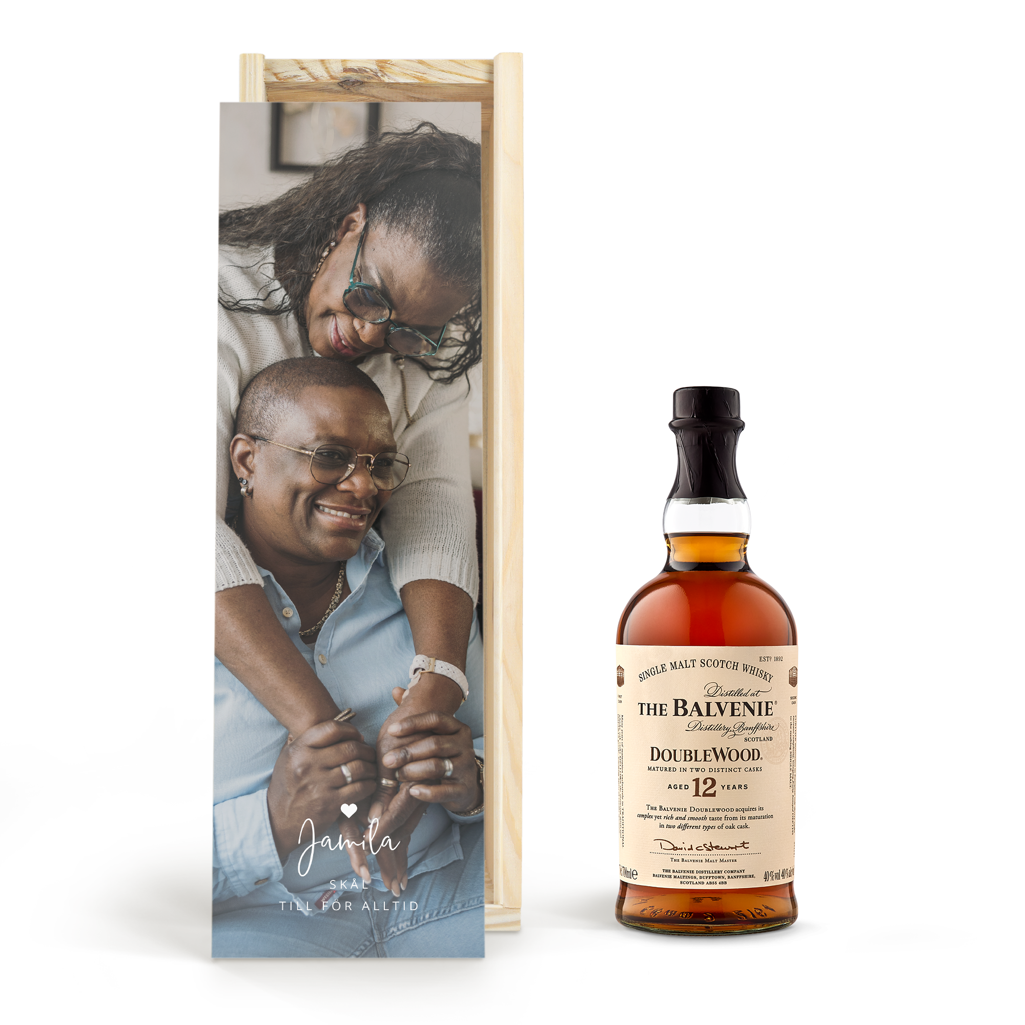 En härlig flaska av Balvenie whiskyen i en cool anpassad trälåda, tryckt med ett foto av ett par och texten Jamila Skål till för alltid.