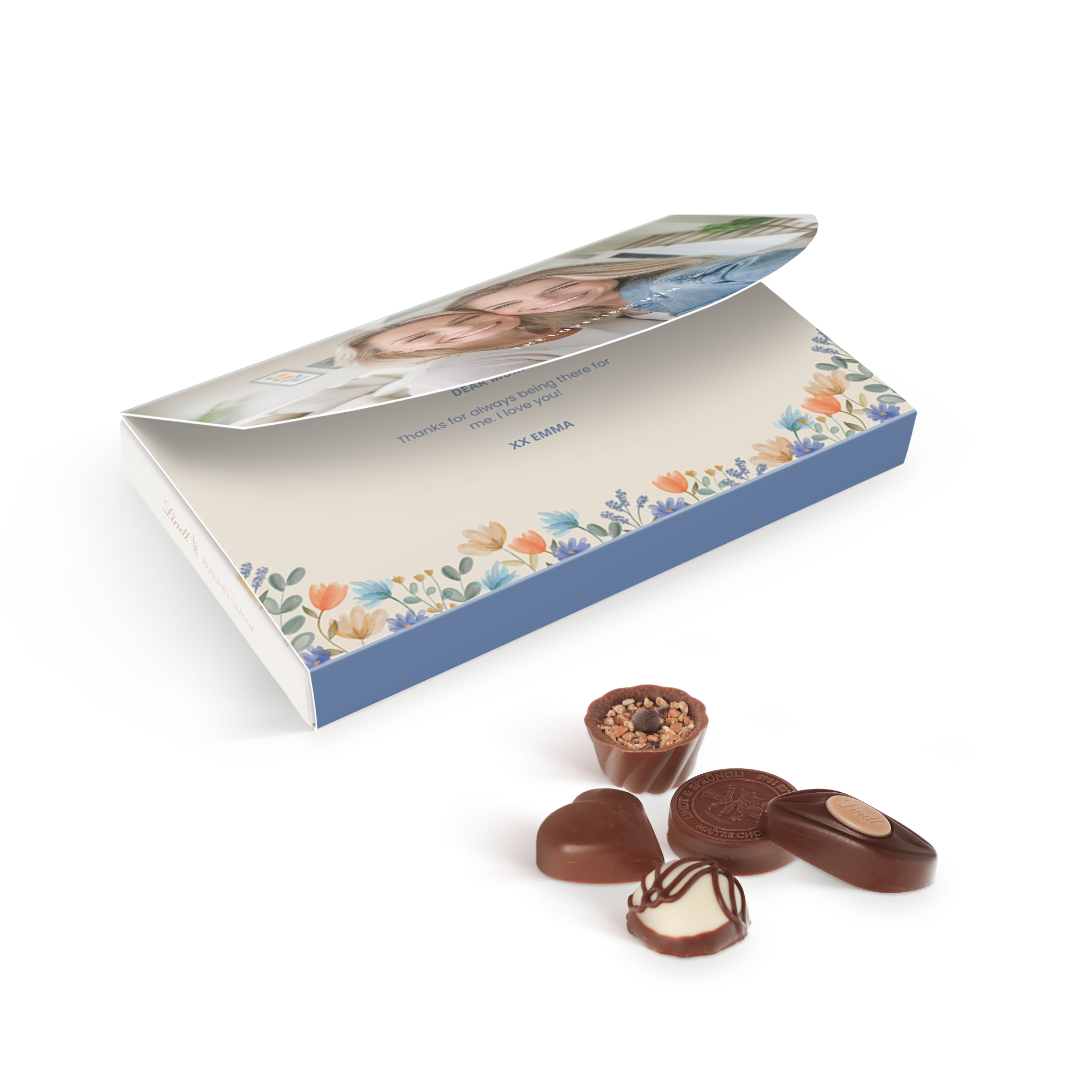 Scatola di cioccolatini personalizzata con foto di due donne sorridenti e testo Dear Mom, Thanks for always being there for me. I love you! XX Emma stampato, vicino a praline classiche di diverse forme e gusti.