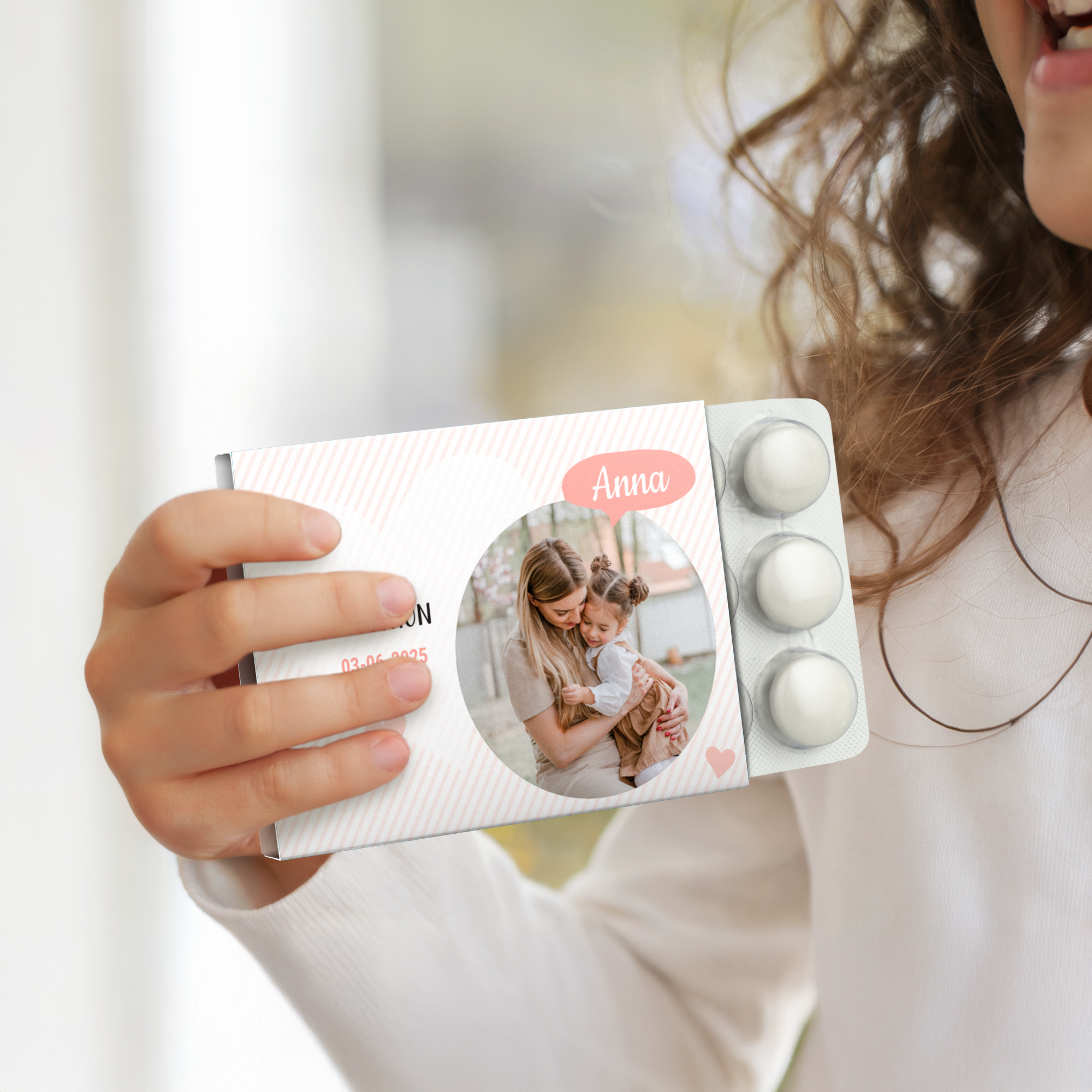 Prilagojen Mentos paket žvečilnih gumijev z natisnjeno fotografijo, imenom Anna in datumom 03-06-2025 za zahvaljujte se svojim gostom prvega obhajila