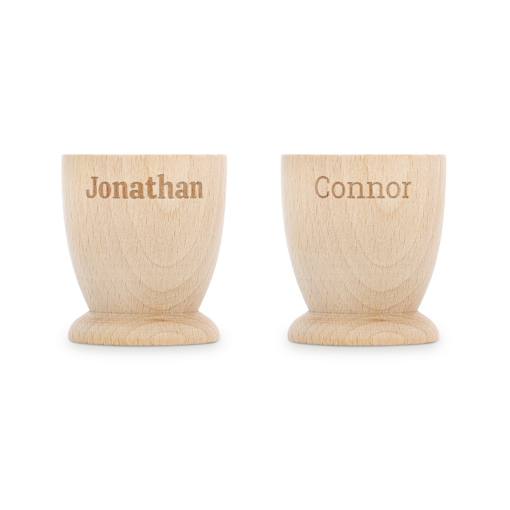 Dve personalizirani jajčni skodelici iz bukovega lesa z vgraviranima imenoma Jonathan in Connor, za nepozaben zajtrk.