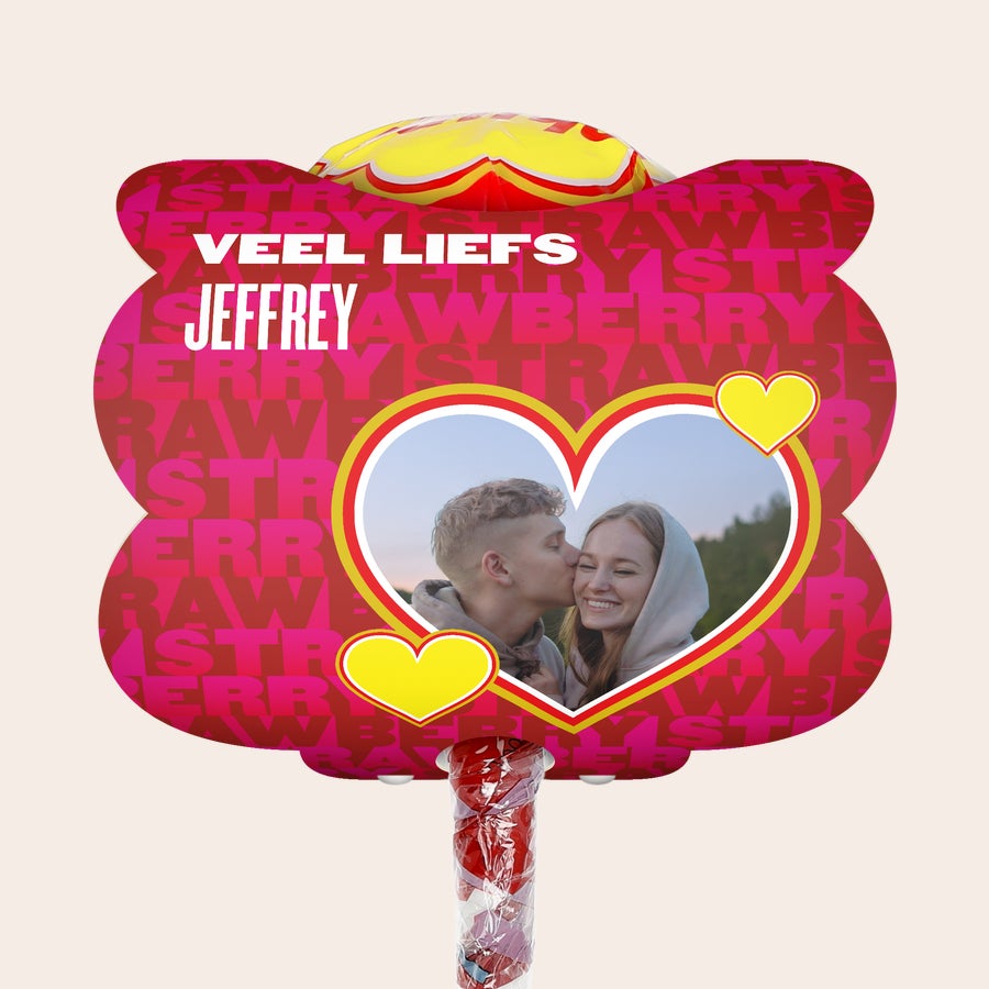 Mega Chupa Chups personaliseren Mega Chupa Chups personaliseren - Aardbei - 20 lollys met foto en tekst Veel Liefs Jeffrey op rode verpakking