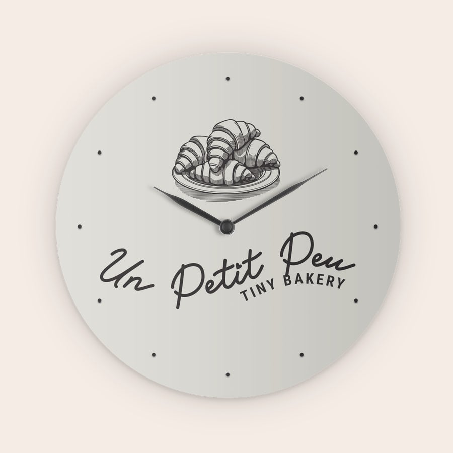 Prilagojena stenska ura Personalizirana stenska ura z natisnjeno fotografijo rogljičkov in besedilom "Un Petit Peu Tiny Bakery"