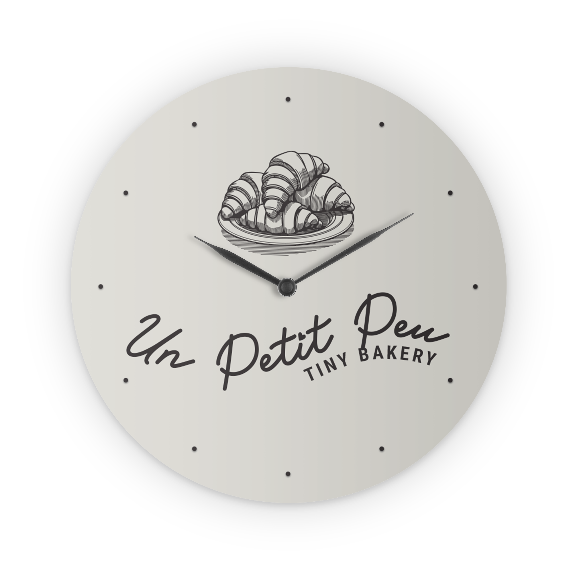 Bedruckte Uhr mit Croissant-Grafik und dem Text "Un Petit Peu Tiny Bakery". Ideal, um eine hübsche Uhr mit Ihrem eigenen Foto und Text zu verschenken.