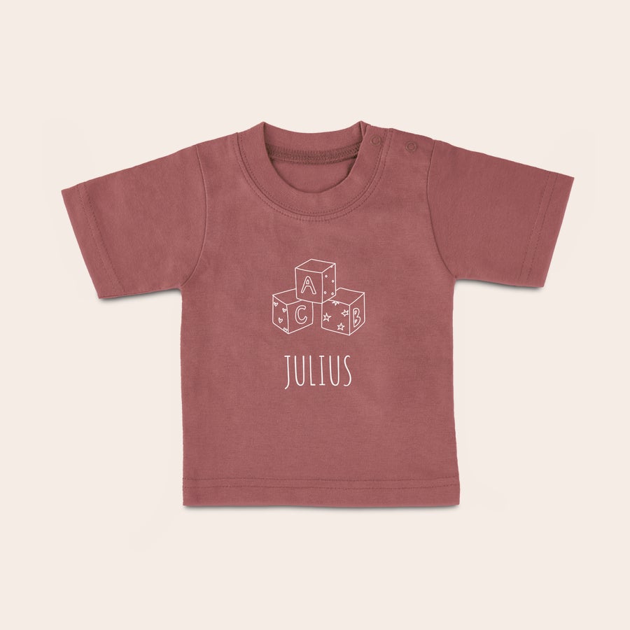Baby t shirt bedrucken Rosafarbenes Baby T-Shirt mit Namen Julius und Bauklötzen bedruckt, personalisierbar mit Foto
