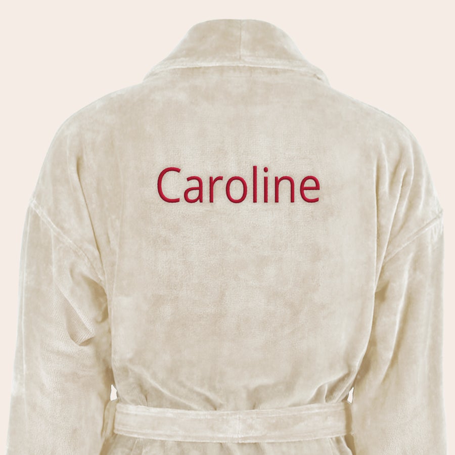 Dame Badekåbe med navn Beige luksus morgenkåbe til damer med broderet navn Caroline i rød på ryggen