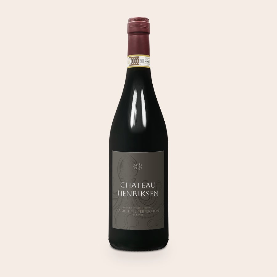 Rødvin med personlig etikette og trækasse - Farina Amarone Valpolicella Farina Amarone flaske med rød kapsel og en personlig etiket trykt med Chateau Henriksen og årstallet 1981, perfekt til at overraske med
