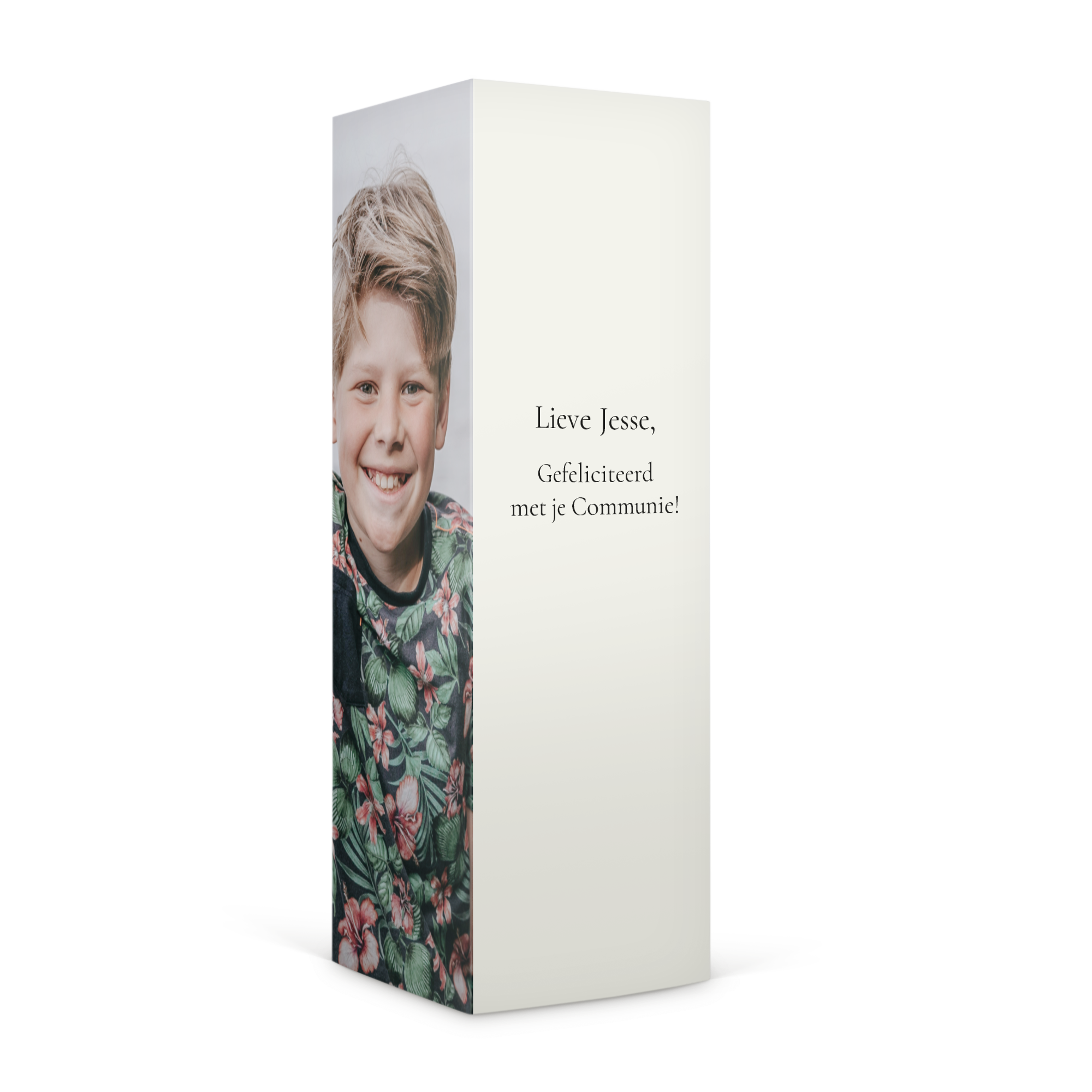 Gepersonaliseerde giftbox snoepmix met foto van jongen en de tekst Lieve Jesse, Gefeliciteerd met je Communie, haarscherp bedrukt.