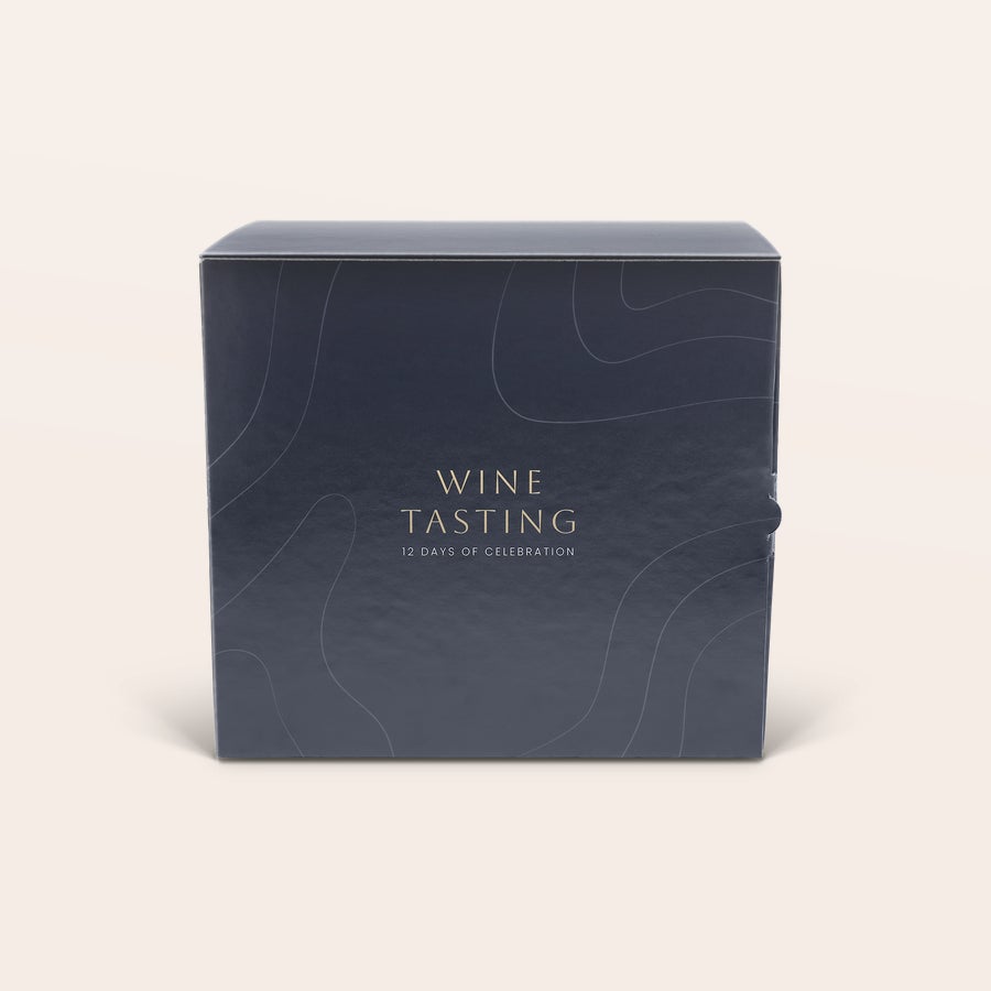 Vin adventskalender - med graverat glas Vin adventskalender med graverat glas, mörkblå låda med texten