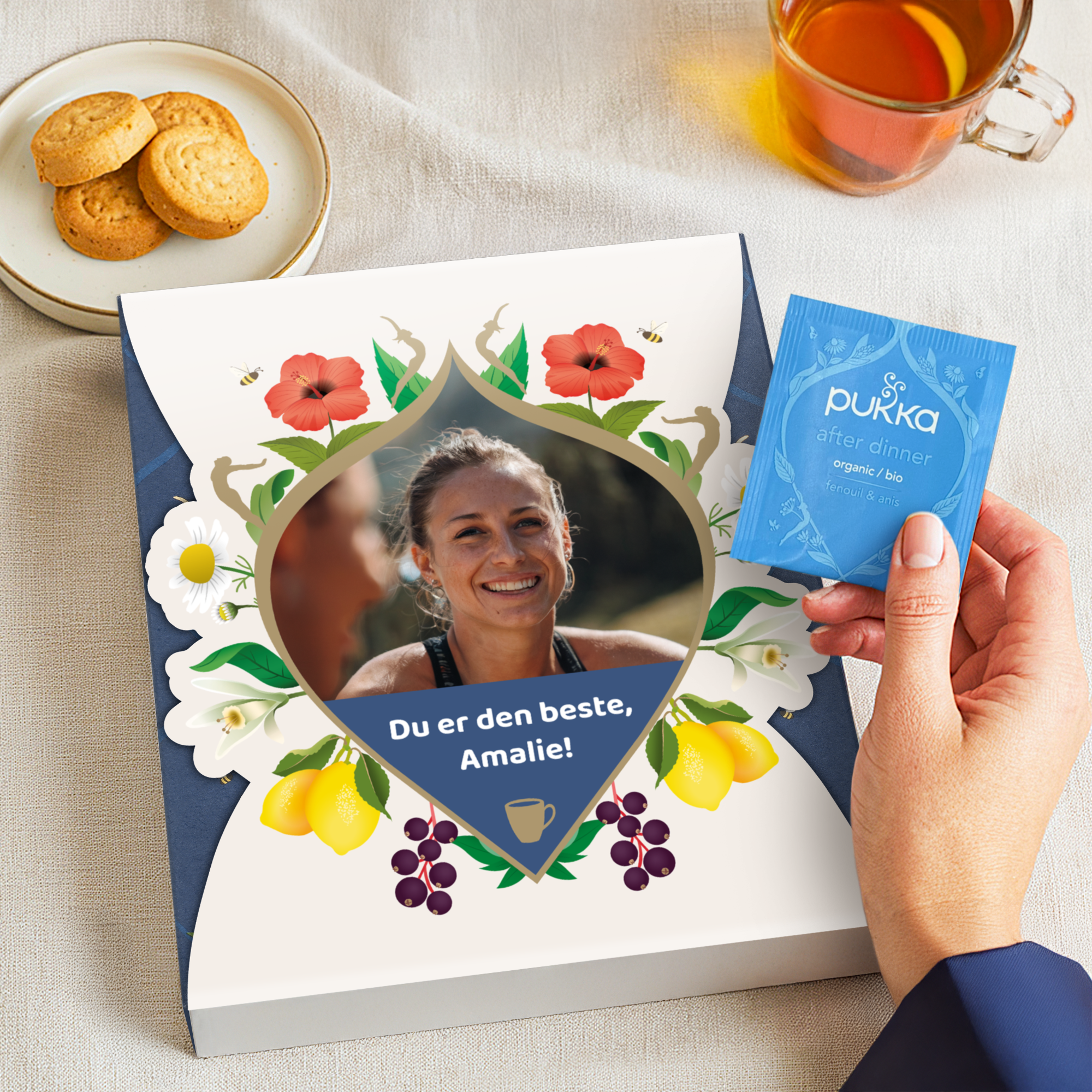 Personlig Pukka-te-gavesett med et bilde av en smilende kvinne, trykt tekst Amalie.