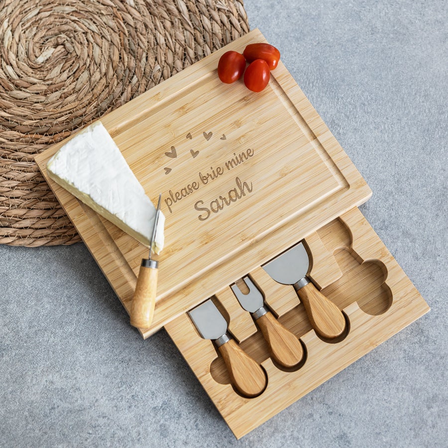 Gravírovaná drevená doska na krájanie syru s nožmi