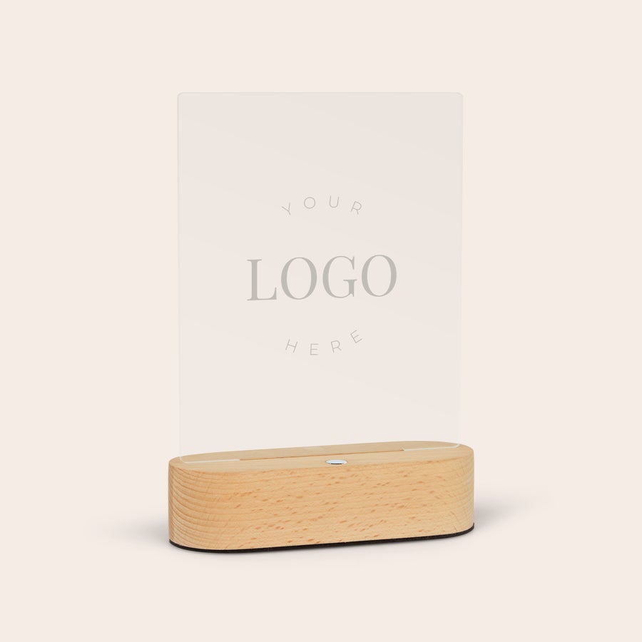 Lampa med stativ Snygg lampa med transparent akrylskiva med "YOUR LOGO HERE" text och träbotten, för personlig gravyr