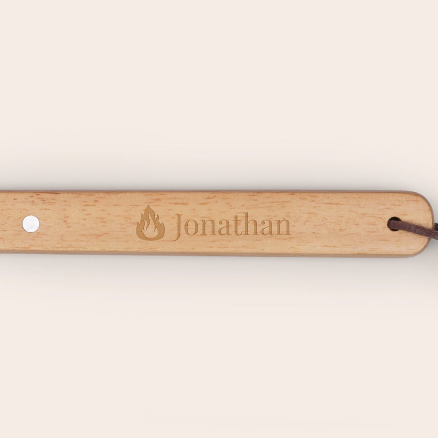 Personalisiertes Grillzubehör Personalisierte Grillgabel aus Holz, mit dem Namen Jonathan und einem Flammensymbol eingraviert