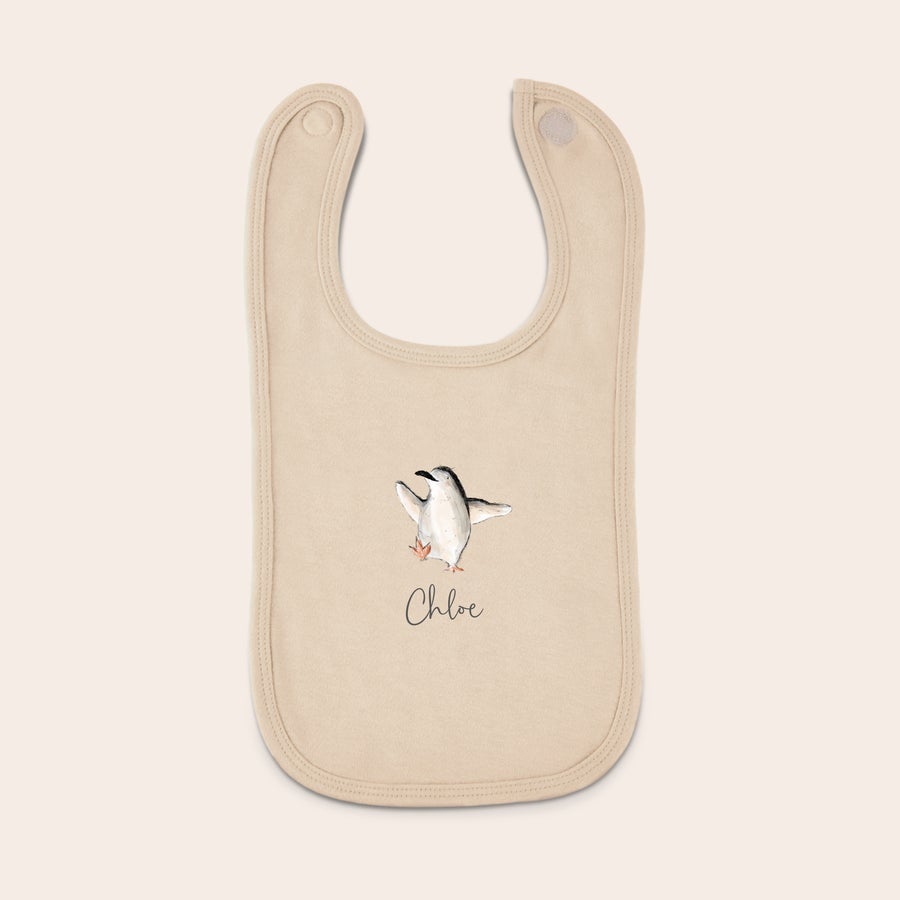 Baby bib Personlig smekke i kremfarge med trykt pingvinmotiv og navnet "Chloe" under, perfekt for å unngå søl.