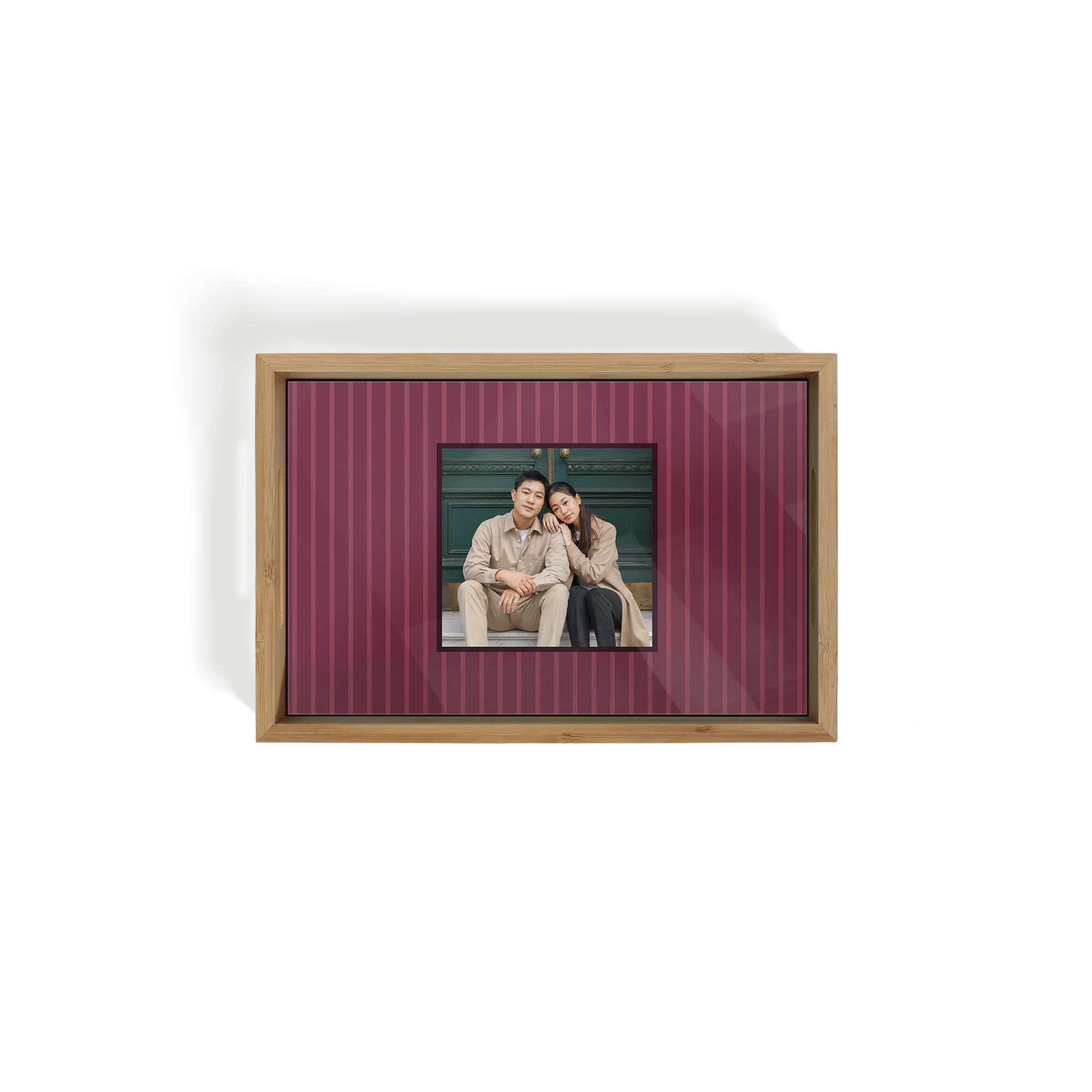 Personalisiertes Fototablett – Medium – Beige mit aufgedrucktem Paarfoto und rotem Streifenmuster. Das Tablett kann mit einem eigenen Foto gestaltet werden.
