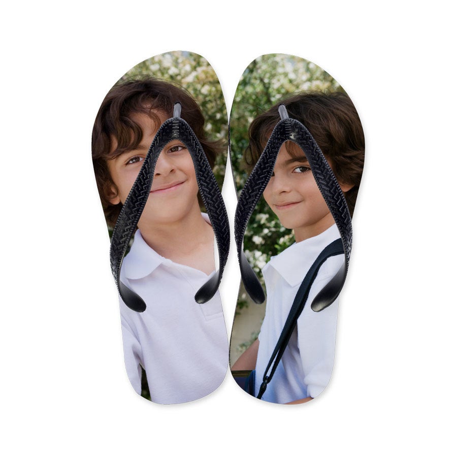 Individuelle Zehensandalen mit einem aufgedruckten Foto eines lächelnden Jungen als Sommerhit Geschenk