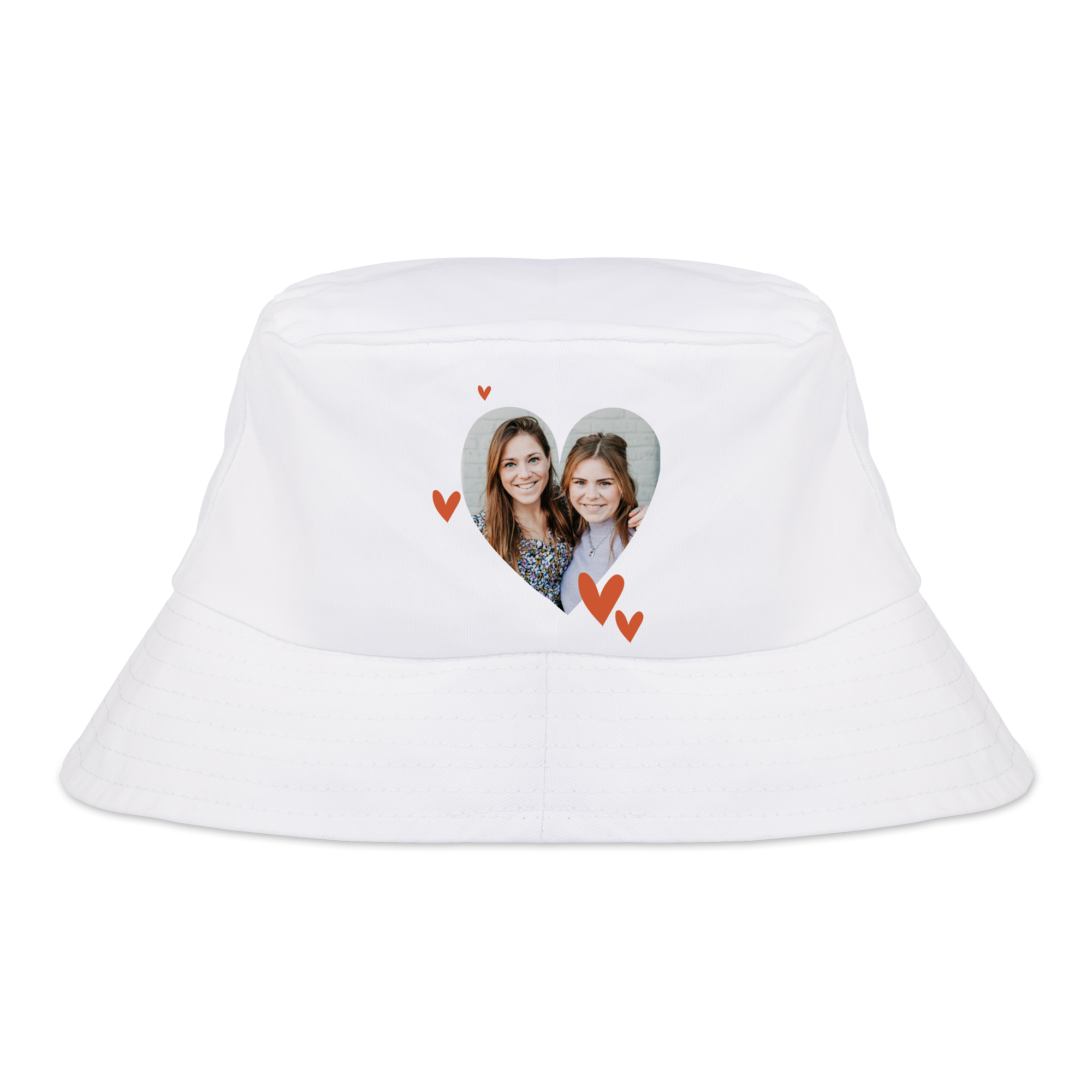 Witte zonnehoed met foto van twee glimlachende vrouwen in hartvorm en rode hartjes, bedrukt met een foto