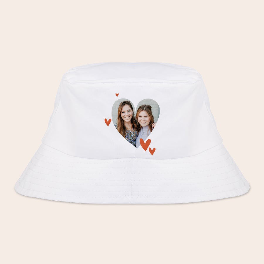 Chapéu de sol Chapéu de balde branco personalizado com foto impressa em formato de coração e corações vermelhos.