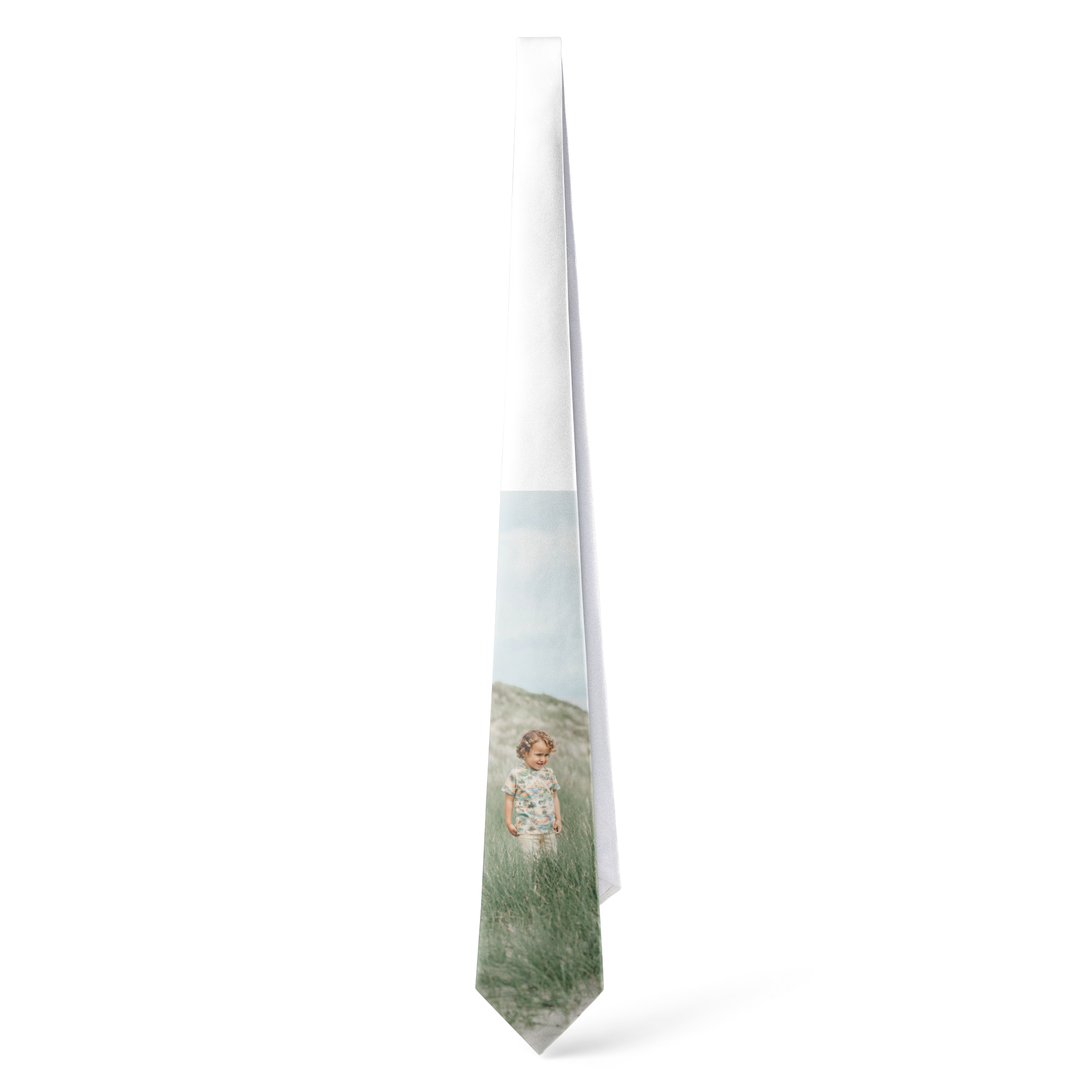 Corbata personalizada blanca con foto de un niño y paisaje, impresa para dejar tu huella.