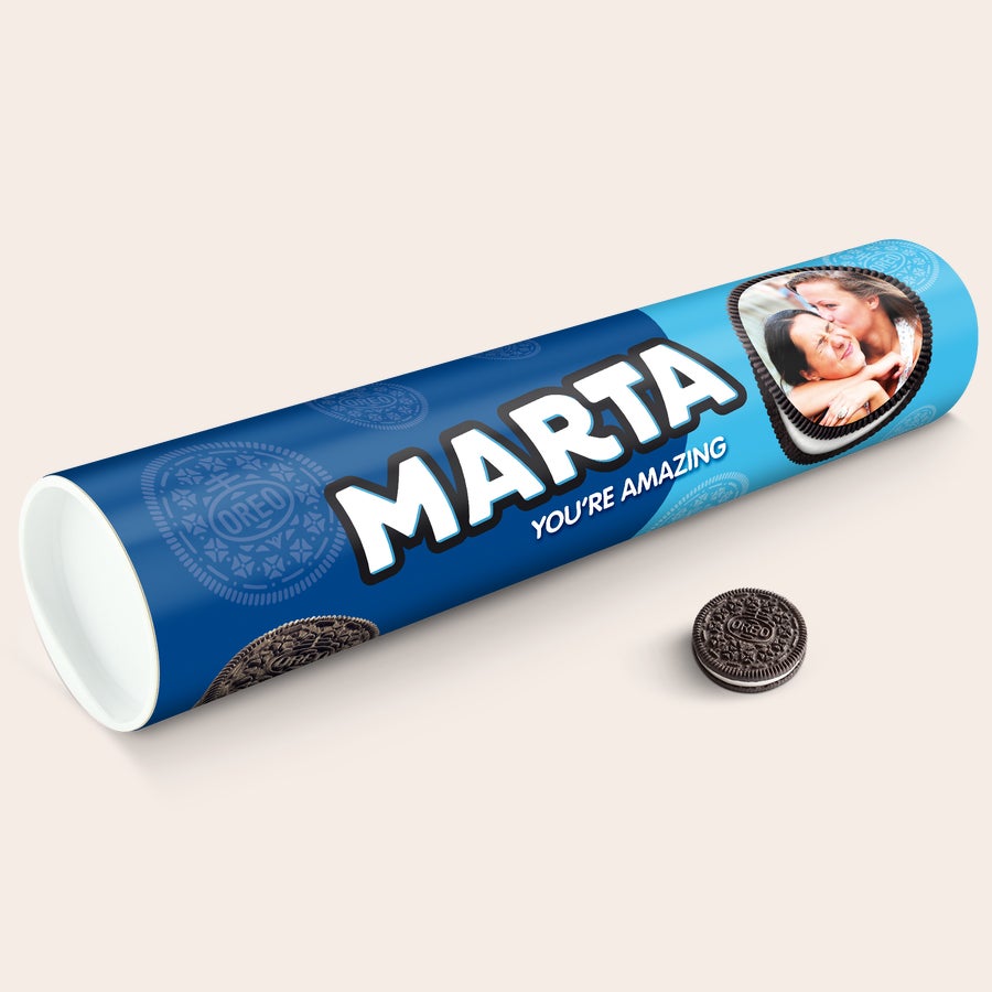 Spersonalizowana tuba upominkowa Oreo XXL Tuba prezentowa Mega Oreo personalizowana zdjęciem, imieniem MARTA i napisem YOU'RE AMAZING z ciastkiem Oreo obok