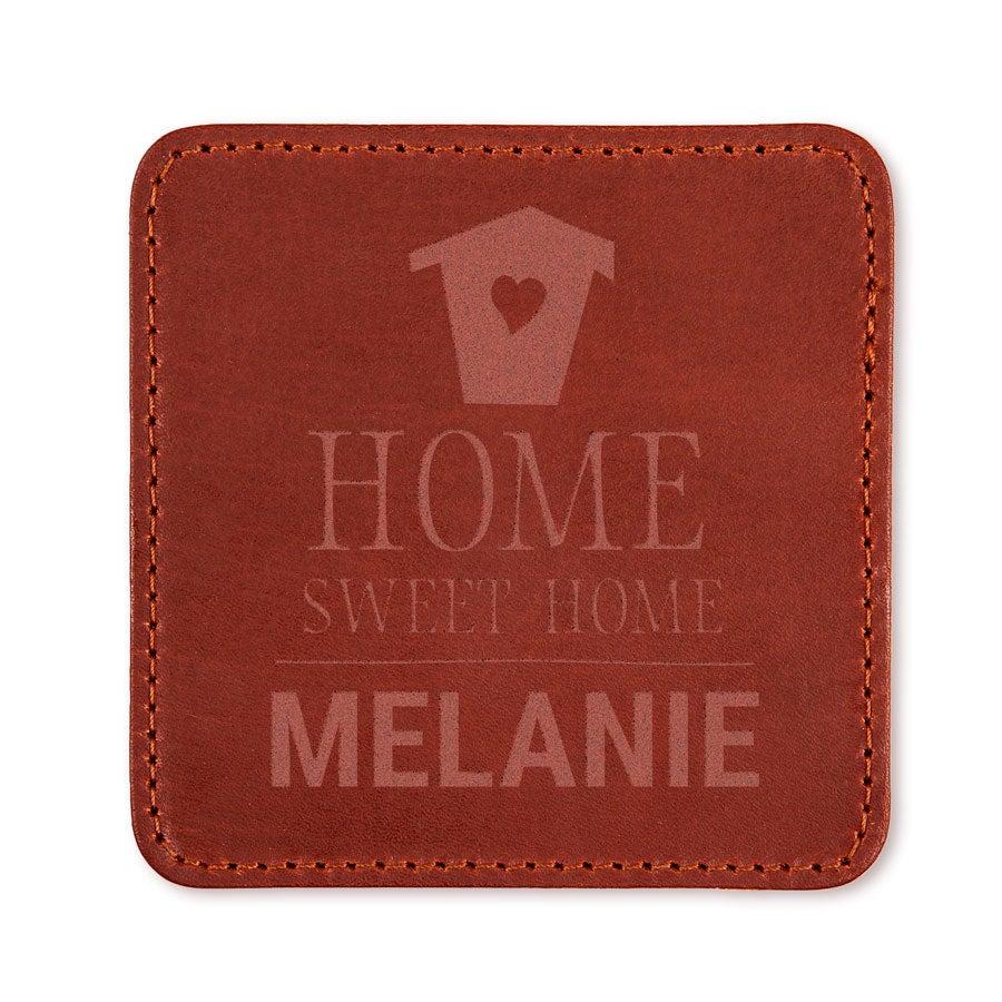 Brauner Lederuntersetzer mit "Home Sweet Home Melanie" und Vogelhaus-Motiv laser-graviert.