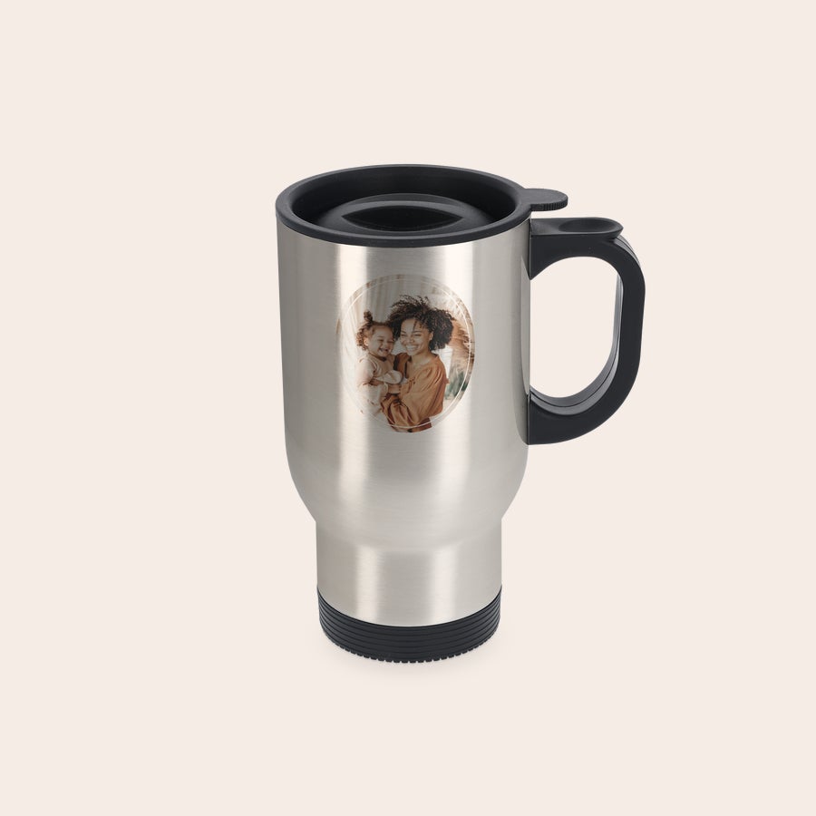 Thermosbeker bedrukken Zilveren thermosbeker met zwarte deksel en handvat, bedrukt met een foto van een moeder en kind. Maak elk drankje speciaal met jouw persoonlijke twist.