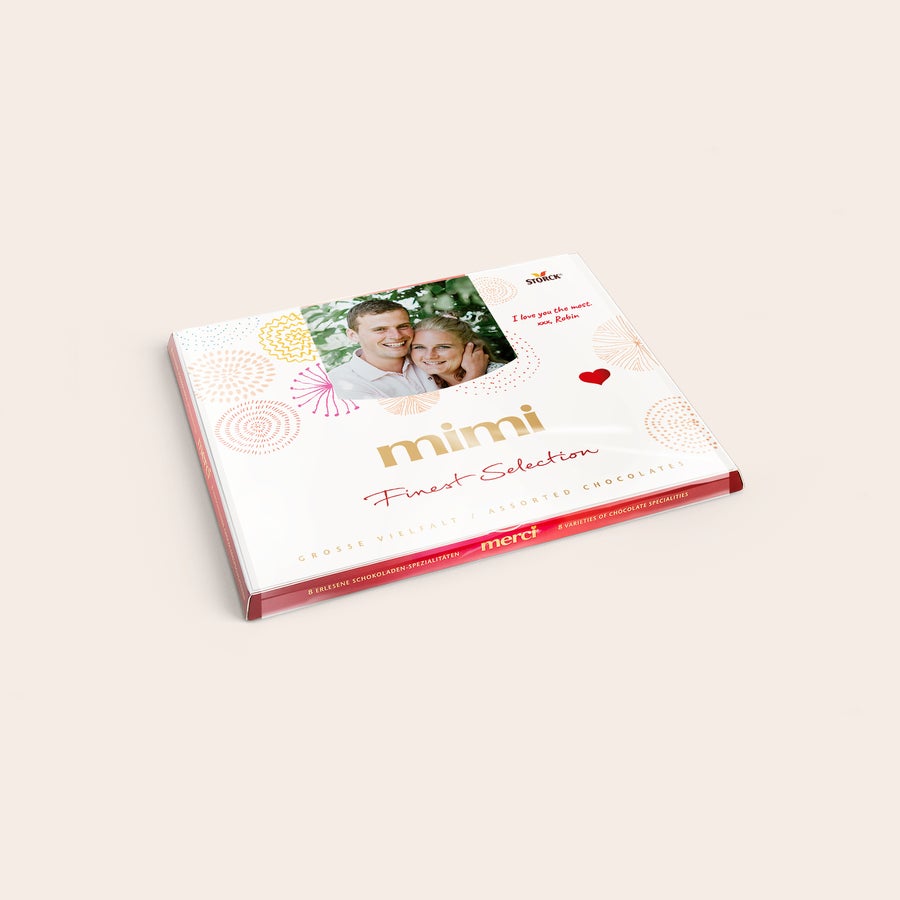 Merci-suklaarasia kuvalla ja/tai tekstillä ja kortilla Merci suklaarasia painetulla, personoidulla kortilla, jossa valokuva, nimi "Mimi" ja teksti "I love you the most. xxx, Robin"