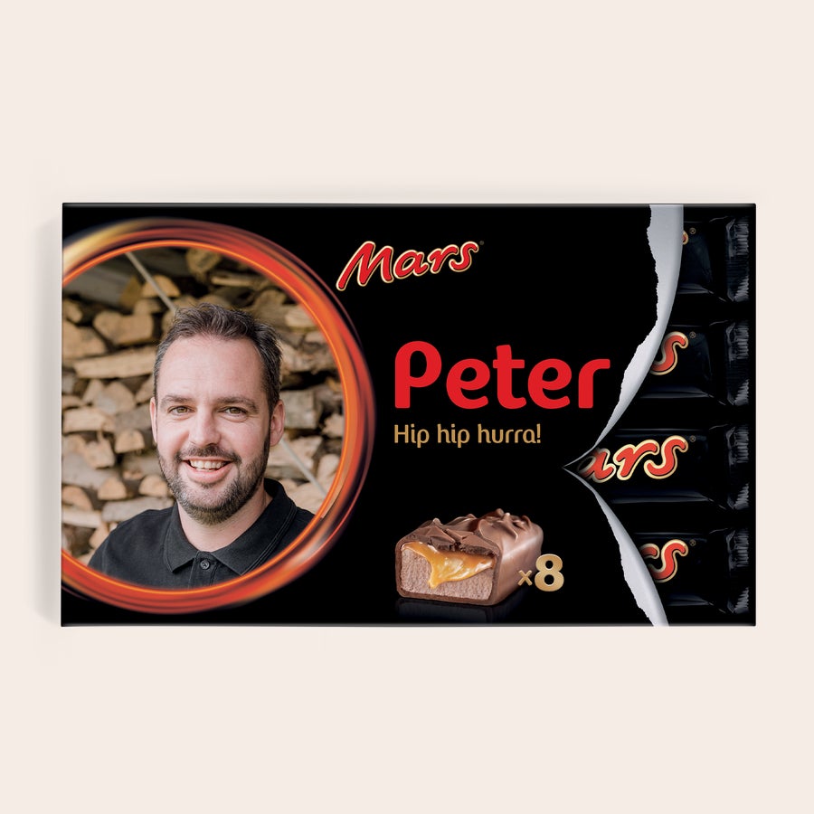 Mars chokoladegave med navn og billede Mars chokolader i gaveæske med navn, personligt billede og teksten Hip hip hurra