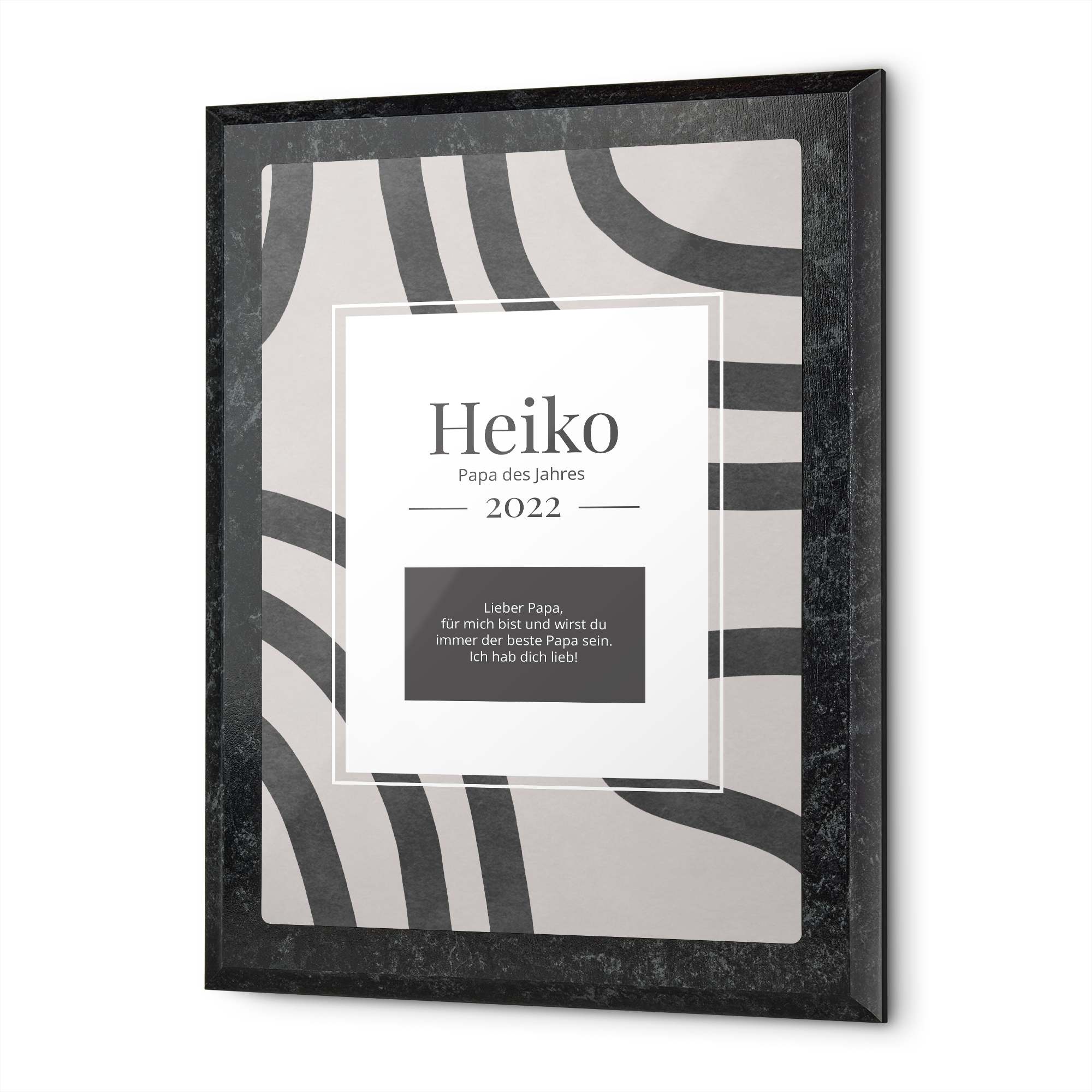 Holz-Urkunde mit Marmor-Optik, bedruckt mit "Heiko Papa des Jahres 2022" und persönlicher Botschaft, das einzigartige Vatertagsgeschenk.