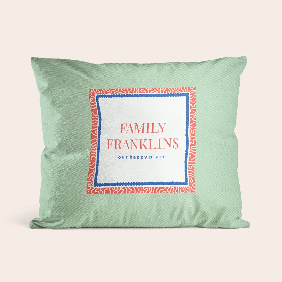 Personalizowane poduszki Zielona spersonalizowana poszewka na poduszkę z białym nadrukiem Family Franklins our happy place w pomarańczowej ramce