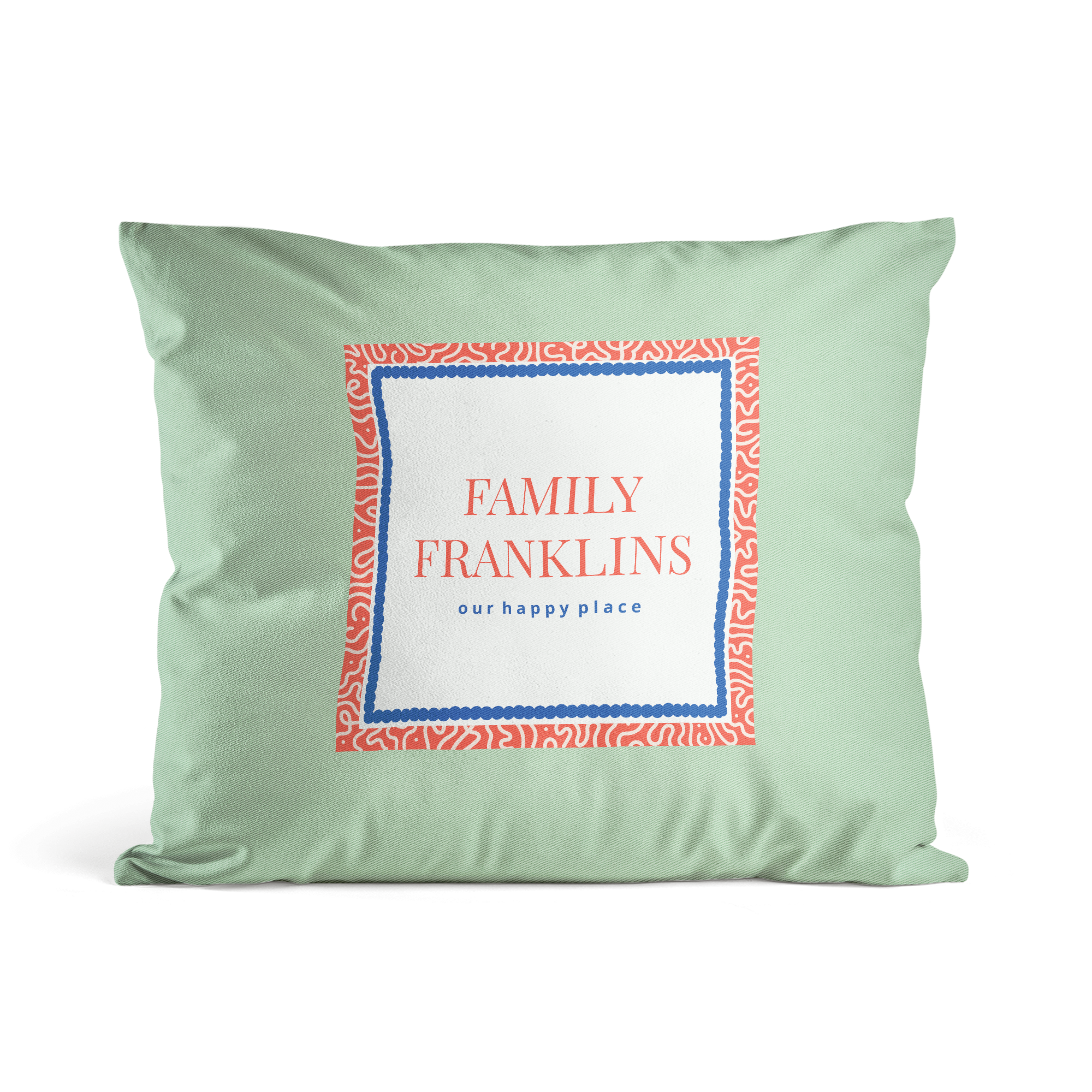 Mintgrünes personalisiertes Kissen mit dem Aufdruck "Family Franklins our happy place" umrandet von roten und blauen Mustern. Verwandle jeden Raum mit einem schön personalisierten Kissen.