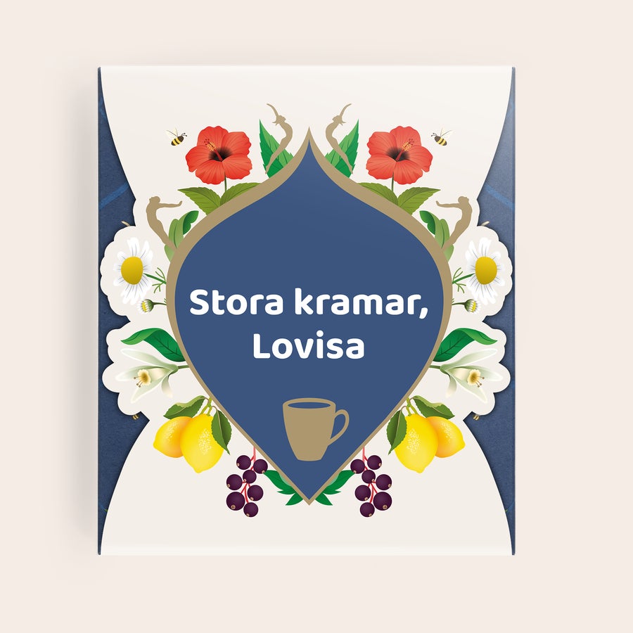 Personlig Pukka-te Personligt Pukka-teset med blommor och en illustration av en tekopp, tryckt med "Stora kramar, Lovisa" på lådan.
