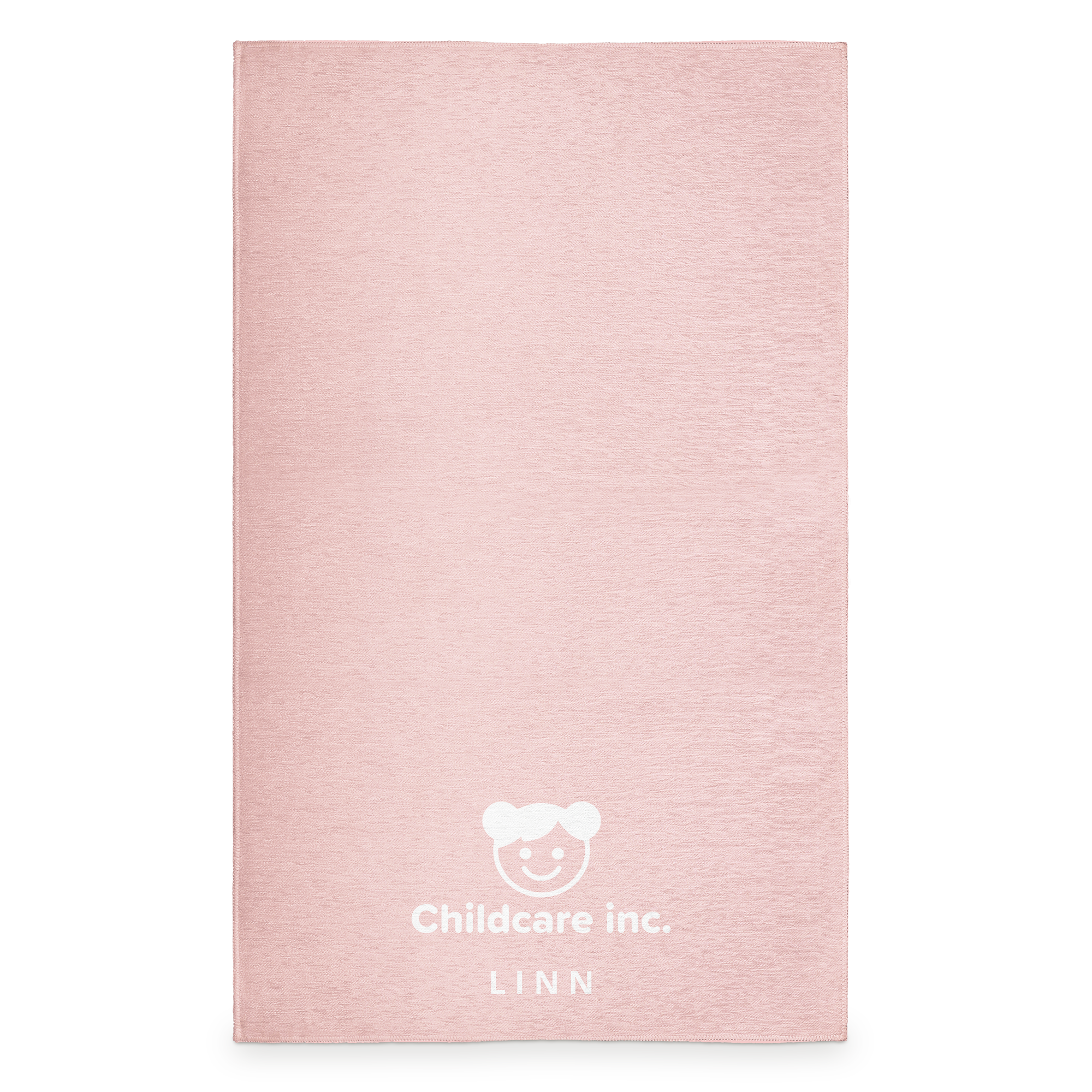 Personlig teppe i rosa med teksten "Childcare inc. Linn" og logo trykt på.