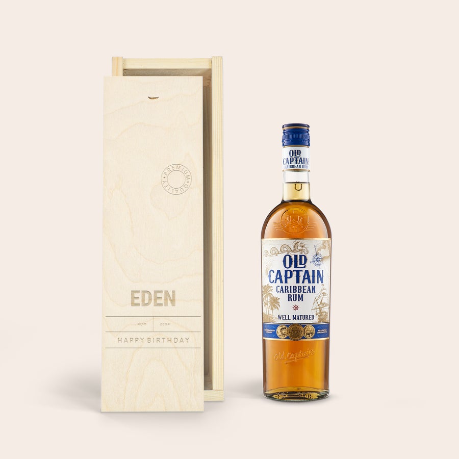 Ron - Old Captain Botella de ron Old Captain en caja de madera grabada con el nombre "EDEN", "RUM 2004" y "HAPPY BIRTHDAY".