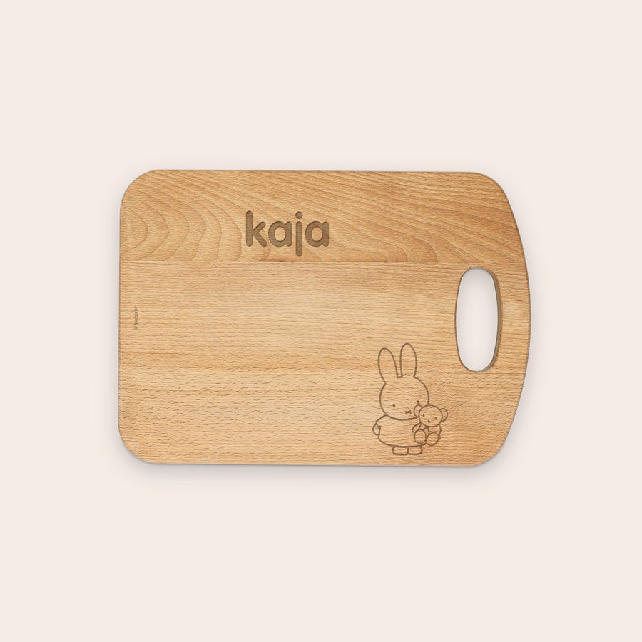 Treplate til brød Gravert trebrett med navnet "kaja" og Miffy-design, personliggjort til en unik gave.