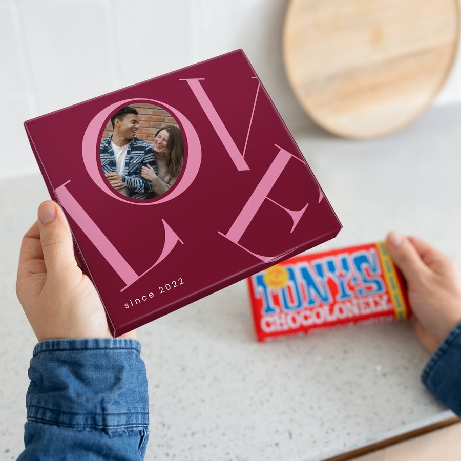Tony's Chocolonely Giftbox Cutie cadou personalizată Tony's Chocolonely cu un bar de ciocolată, imprimată cu fotografia unui cuplu, textul LOVE și anul 2022. Surprindeți-i cu o cutie cadou Tony's Chocolonely!