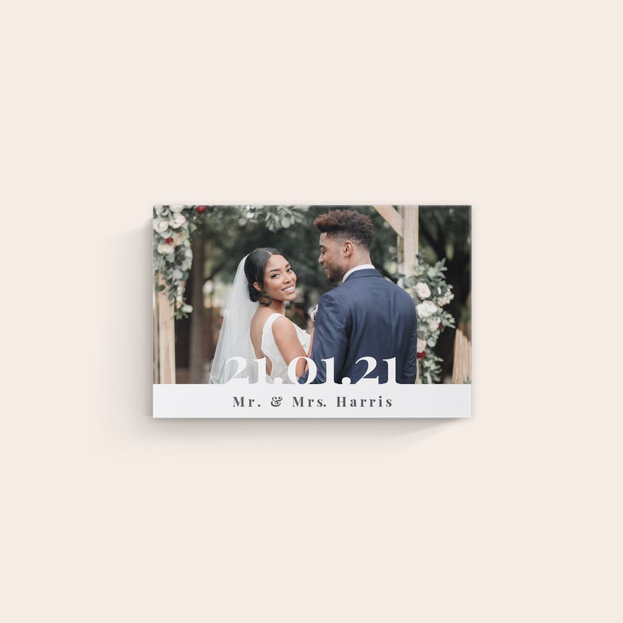 Pânză personalizată Pânză de înaltă calitate tipărită cu o fotografie personalizată de nuntă cu data 21.01.21 și numele Mr. & Mrs. Harris.