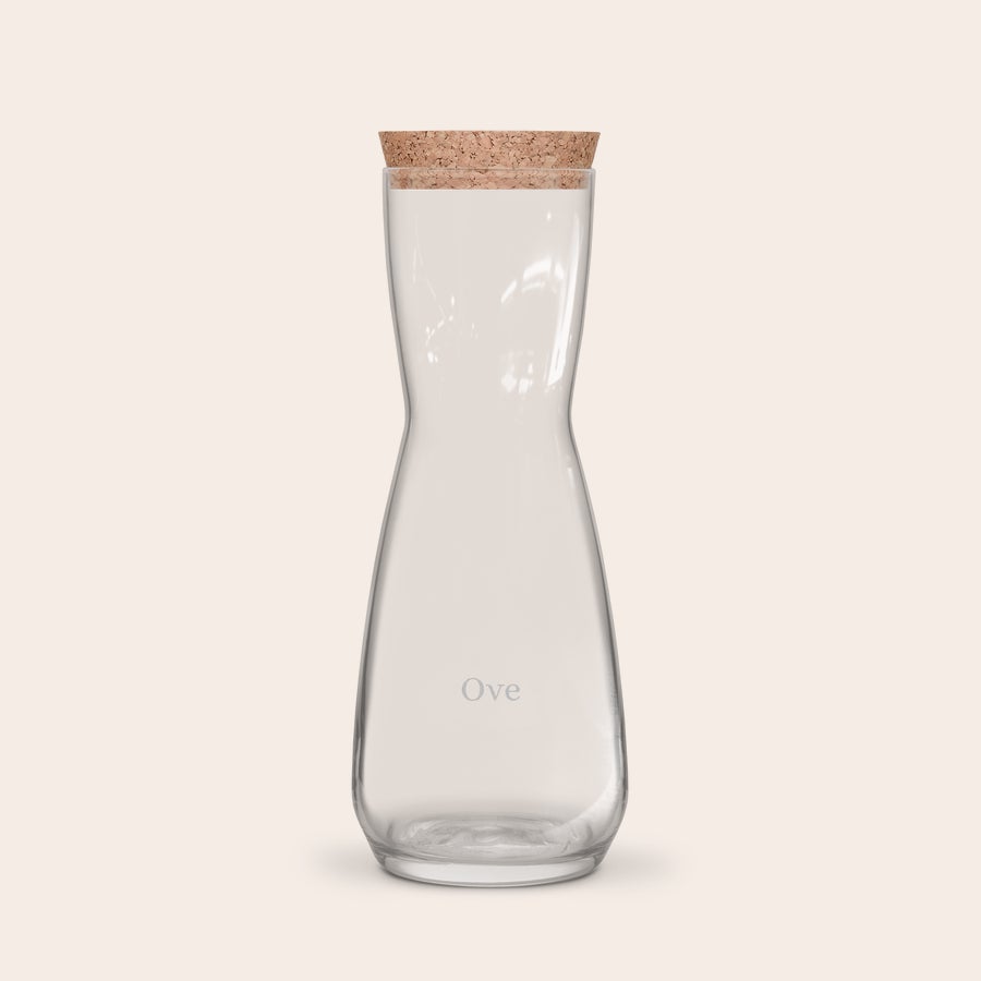 Karaffel med kork - med gravering Glasskaraffel med gravering av navnet "Ove" og en korktopp, perfekt for å servere drikke.