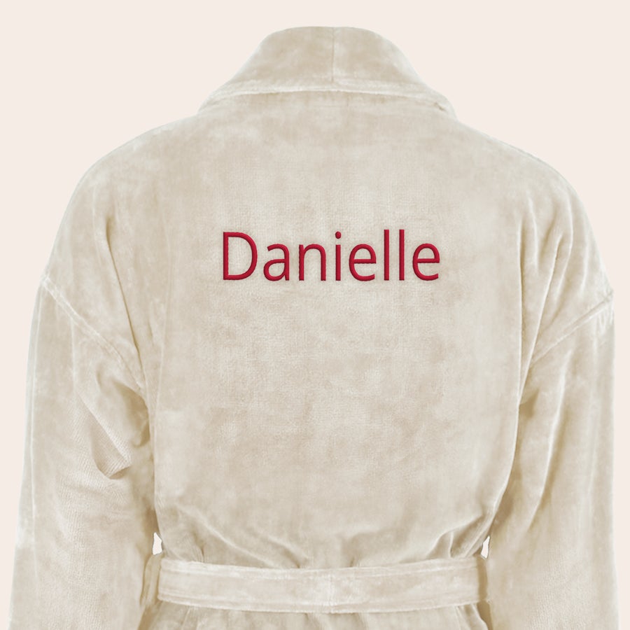 Personalizowany szlafrok damski z imieniem Podaruj damski szlafrok w kolorze ecru z haftowanym imieniem Danielle czerwoną nicią