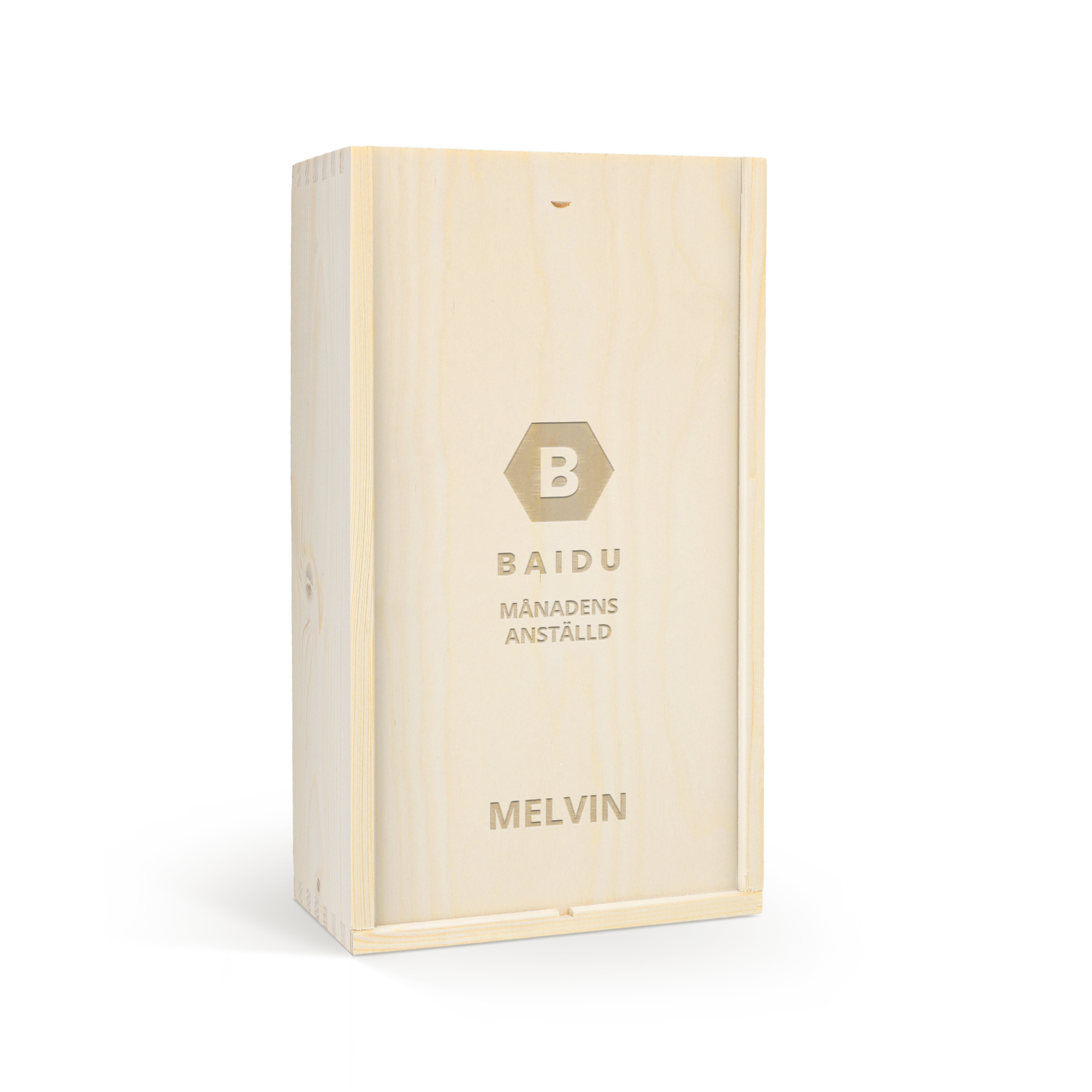 En ljus träfärgad lyxig vinlåda graverad med texten "BAIDU MÅNADENS ANSTÄLLD" och namnet MELVIN