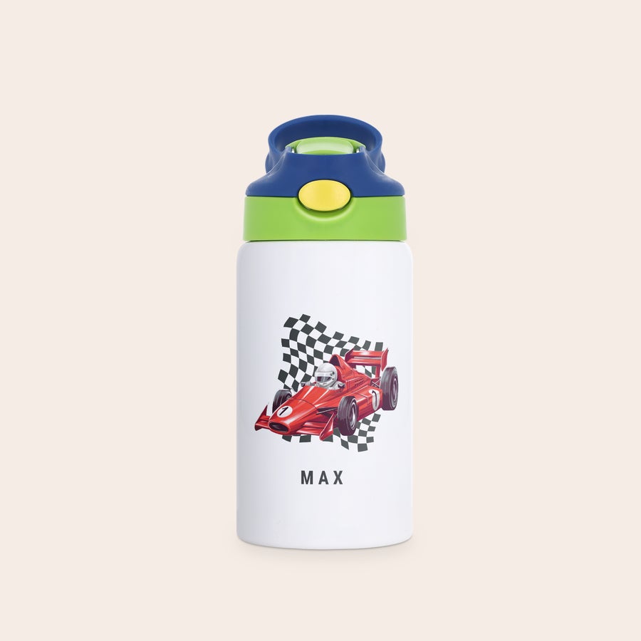 Kinderbeker bedrukken Witte kinderbeker met groen/donkerblauwe dop, bedrukt met een rode raceauto en de naam MAX. Maak drinken leuk met een fles speciaal voor hen!